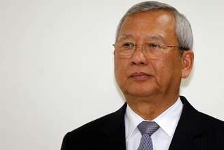 <p>Ministro do Comércio Niwatthamrong Boonsongphaisan aborda jornalistas em Bangkok, nesta quarta-feira, 7 de maio</p>