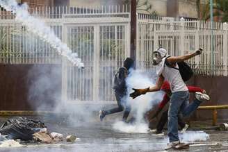 <p>Manifestantes anti-governo participam de protesto em Caracas, em 8 de maio de 2014</p>