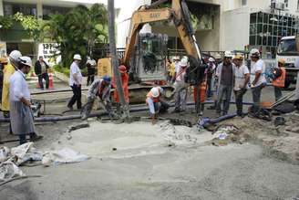 Pela manhã, trabalhadores preencheram a cratera que se abriu na rua Barão da Torre