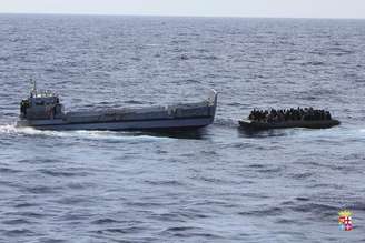 Na foto, um navio lotado de imigrantes em uma foto de arquivo em fevereiro de 2014 ao sul da Sicília