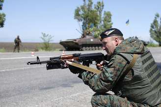 <p>Soldado ucraniano deixa sua arma em posição de tiro, em um posto de controle do exército, durante um referendo sobre a autonomia da Ucrânia </p>