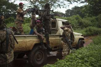 <p>Ex-soldados Seleka se preparam para entrar em aldeia  atacada por milicianos, a cerca de 25 quilômetros de Bambari, em 10 de maio </p>