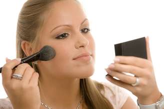 Aplicar os cosméticos de forma errada, além de não deixar o resultado final satisfatório, pode prejudicar a hidratação da pele e ainda causar envelhecimento precoce 