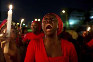 Nigerianos fazem vigília por meninas sequestradas por grupo Boko Haram