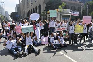 Funcionários interditaram a pista sentido Consolação da avenida Paulista
