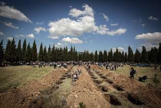 <p>Parentes de vítimas na mina na Turquia aguardam por cerimônia fúnebres</p>