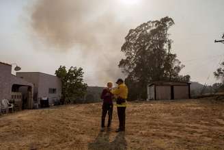 As autoridades emitiram 13 mil ordens de evacuação e centenas de pessoas estão em abrigos públicos.