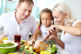 Ofereça à criança pelo menos dez vezes o mesmo alimento para ensiná-la a comer bem
