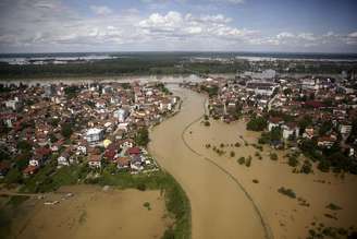 <p>Vista aérea da cidade inundada de Brcko, na Bósnia. Mais de um quarto da população de 4 milhões de pessoas do país foi afetado pelas piores enchentes a atingir os Bálcãs em mais de um século</p>