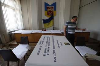 <p>Membro de uma comissão eleitoral regional se prepara para as próximas eleições presidenciais, na sede do comitê executivo, na região de Donetsk</p>