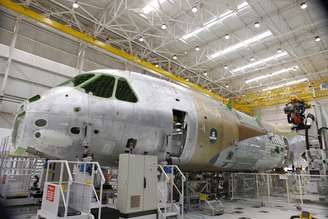 Linha de produção do KC-390 da Embraer