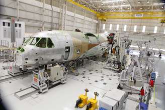 Linha de produção do KC-390 da Embraer