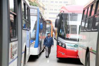Ônibus ficaram parados em diversas vias da região central de São Paulo