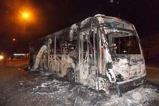 <p><br />Ônibus incendiado na Avenida Dona Belmira Marin, na região do Grajaú</p>