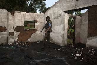 <p><strong>10 de maio de 2014 -</strong> soldado Seleka caminha por mesquista em ruínas, após um ataque a uma vila próxima à cidade de Bambari</p>