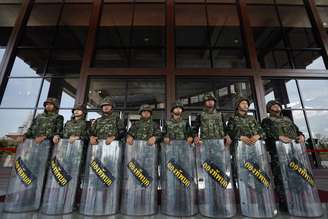 <p>Soldados montam guarda durante ação, na Tailândia, nesta quinta-feira</p>