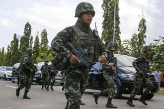 <p>Soldados tailandeses assumem posições durante golpe militar, no centro de Bangcoc, na Tailândia, em 22 de maio</p>