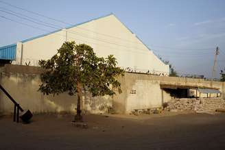 <p>Igreja cristã é guardada por soldados entrincheirados atrás de um muro de sacos de areia em Maiduguri, na Nigéria. Homens armados grupo islâmico Boko Haram invadiram três aldeias no norte da Nigéria, matando 28 pessoas</p>