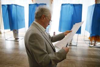 Ucraniano se prepara para votar em colégio eleitoral de Kiev