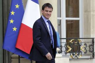 <p>Primeiro-ministro da França, Manuel Valls, deixa o Palácio do Eliseu, após uma reunião, nesta segunda-feira</p>
