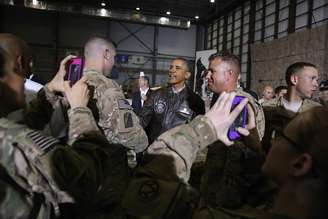 <p>Soldados americanos tiram fotos com o presidente Barack Obama na Base Aérea de Bagram, em Cabul, em 25 de maio</p>