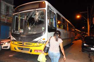 <p>Uma dissidência promove a paralisação de ônibus em vários locais de Salvador. O trânsito na região ficou complicado</p>