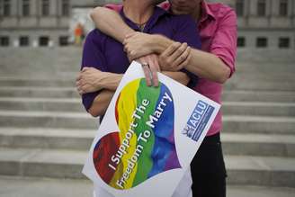 <p>Casal homossexual se abraça, após a queda da proibição de casamento do mesmo sexo no estado da Pensilvânia</p>