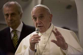 <p>Francisco conversa com jornalistas durante viagem de volta ao Vaticano, em 26 de maio</p>