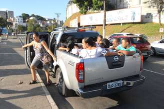 <p>Passageiros pegam carona em caminhonete mesmo após o fim da greve</p>