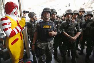 No domingo vários manifestantes contra a junta militar se refugiaram em um restaurante do McDonald's em Bangcoc 