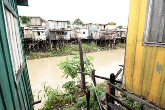 Cheia do rio Negro atinge bairros de Manaus e água invade casas