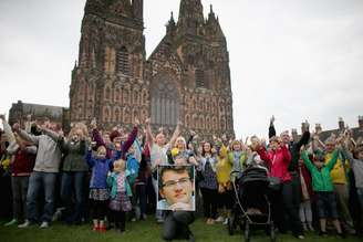 <p>Centenas de pessoas fizeram uma última homenagem ao jovem Stephen Sutton, vítima de câncer em 14 de maio, na Inglaterra</p>