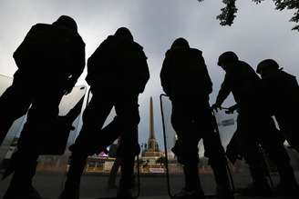 <p>Militares se concentram próximo ao Monumento da Vitória, em Bangoc, em 30 de maio</p>