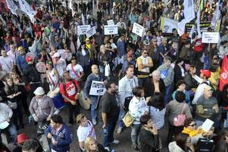 Profissionais da educação fazem protesto em São Paulo