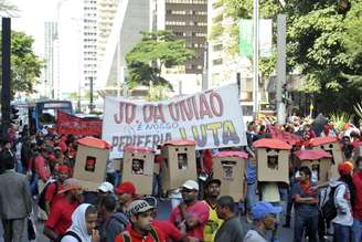 Moradores de ocupação sem teto fazem protesto na Avenida Paulista