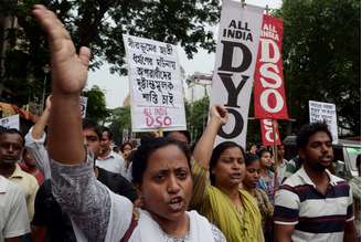 <p>Integrantes do Centro de Unidade Social da Índia (Suci) gritam palavras de ordem contra o governo durante um protesto contra o suposto estupro de uma estudante por três adolescentes em Kolkata, em 02 de junho </p>