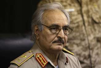 <p>General Khalifa Haftar durante uma conferência de imprensa em Abyar, pequena cidade a leste de Benghazi, na Líbia, em 31 de maio</p>