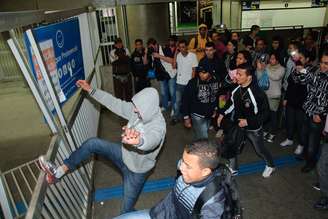 Passageiros derrubam as grades que fechavam a estação Corinthians-Itaquera na manhã desta quinta-feira