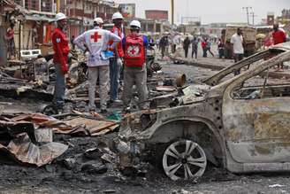 Equipe da Cruz Vermelha aparece em local onde carros-bomba explodiram em Jos, na Nigéria, em ataque no dia 21 de maio; extremistas do Boko Haram assumiram o controle de aldeias no nordeste da Nigéria