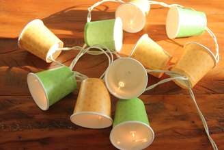 <p>Enfeite inspirado na Copa do Mundo pode ser feito com copinhos ou com forminhas de cupcake</p>