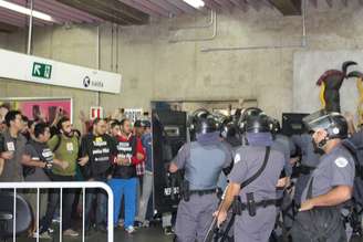 Homens da Tropa de Choque expulsaram os grevistas da estação com o uso de bombas