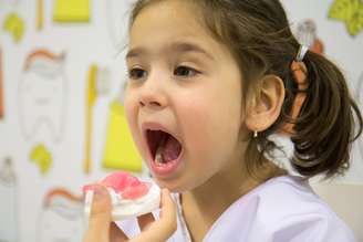 O tratamento precoce tem inúmeros benefícios e quando houver a colaboração do paciente e dos pais, o uso do aparelho fixo, se necessário no futuro, poderá ser bem menor