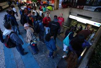 Passageiros encontraram a estação Ana Rosa fechada no início da manhã deste sábado