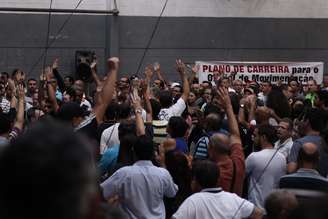 Categoria decide futuro da greve em assembleia na zona leste de São Paulo