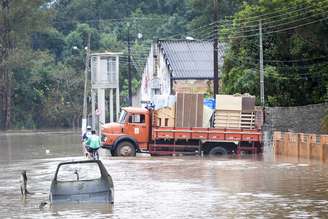 <p>Em Rio Negro (PR), o Exército foi acionado para trabalhar na retirada de moradores das casas e regiões de risco</p>