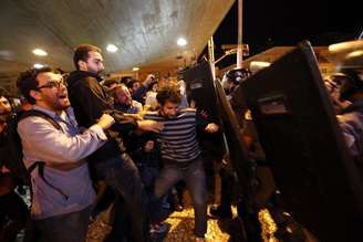 <p>Metroviários entram em confronto com a tropa de choque da polícia em frente à estação Ana Rosa do metrô, em São Paulo, a três dias da abertura da Copa do Mundo</p>