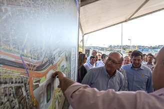 <p>O governador Geraldo Alckmin esteve em Itaquera, onde será a abertura da Copa, neste domingo, para inaugurar obras viárias</p>