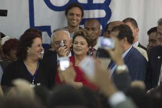 Dilma segura boneco de Leonel Brizola