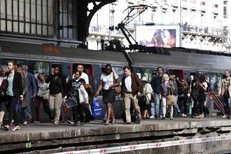 <p>Passageiros caminham em uma plataforma na estação St Lazare, em Paris, nesta quarta-feira, 11 de junho, em meio a uma greve dos ferroviários franceses que protestam contra planos de abrir ferrovias para empresas concorrentes</p>