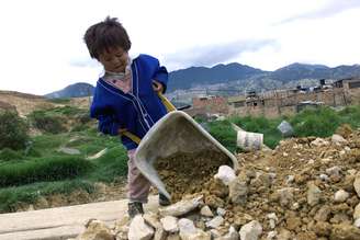 <p>Jordan Rico, de 4 anos, aprende o ofício de fabricação de tijolos em Bogotá, Colômbia. A Organização Internacional do Trabalho denunciou que 12,5 milhões de crianças trabalham na América Latina</p>